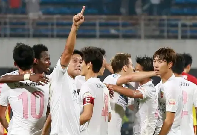 队员们在场, 在比赛前夕